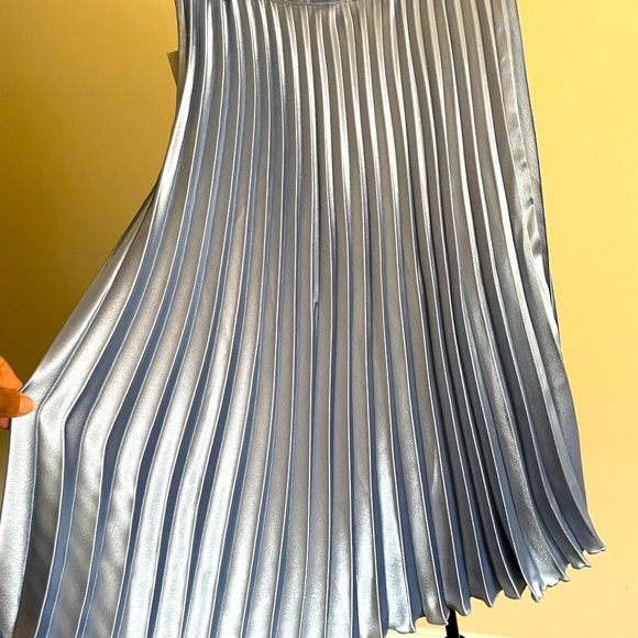 Stunning pleated Skirt w belt NWT - Picture 2 of 4